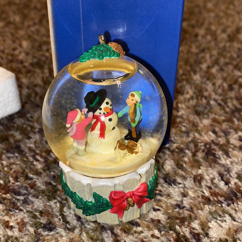 Globe ornament keepsake collector’s Series Building a Snowman Hallmark